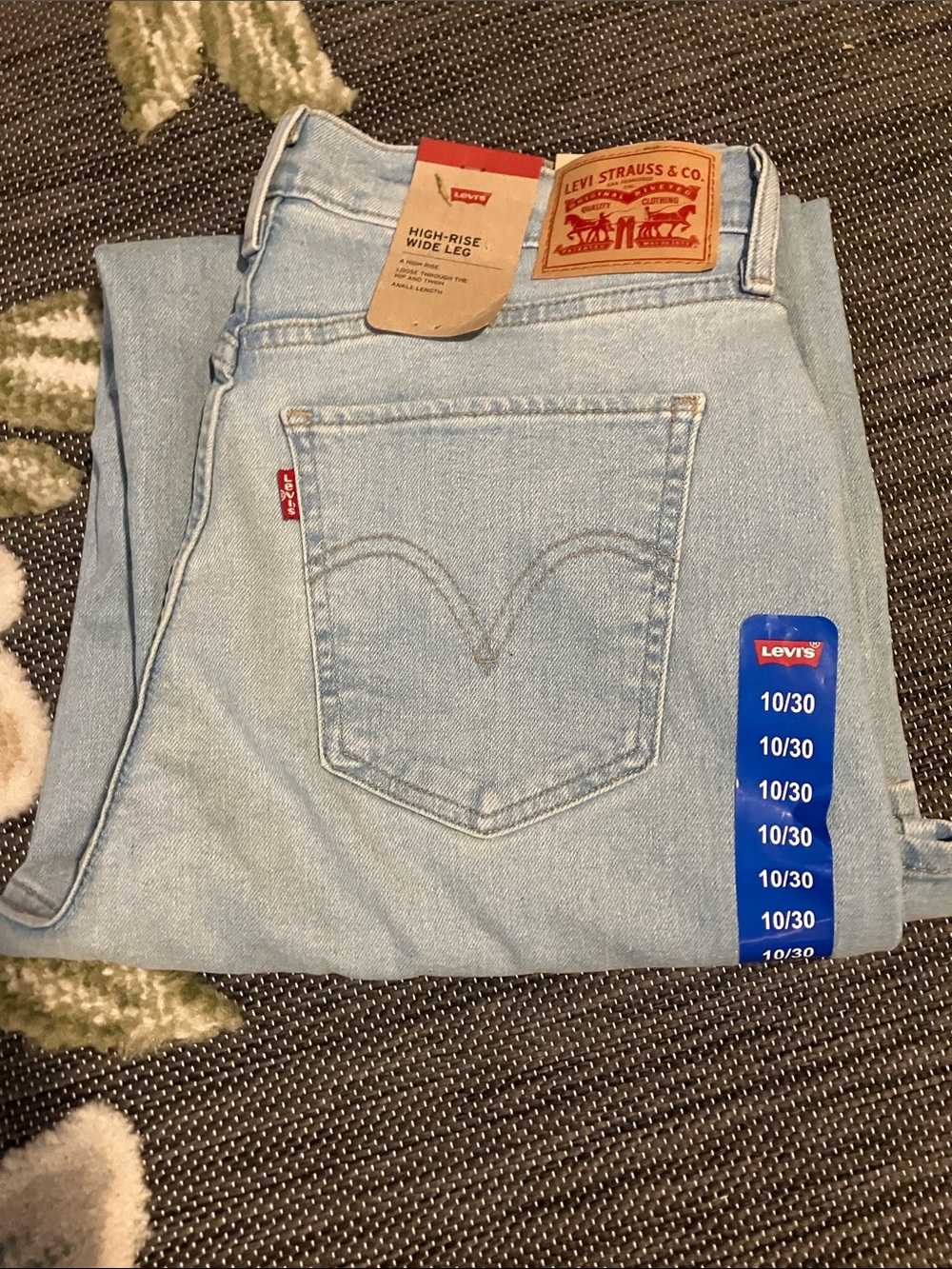 Levi's Women’s High Rise Wide Leg Jeans-BNWT Size 10/30